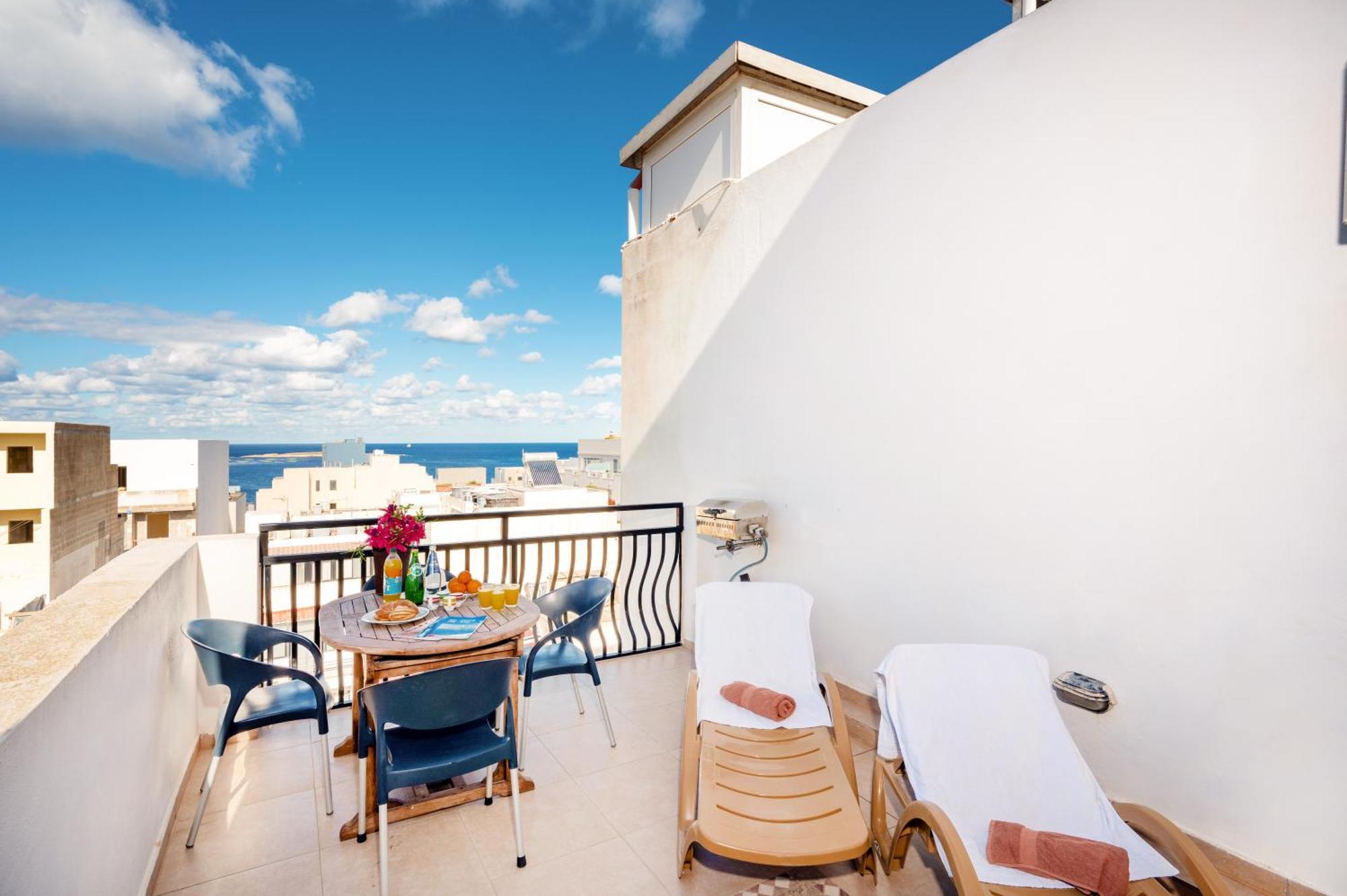 Seashells 2 Bedroom Apartment With Sunny Terrace With Stunning Sea Views - By Getawaysmalta セント・ポールズ・ベイ エクステリア 写真