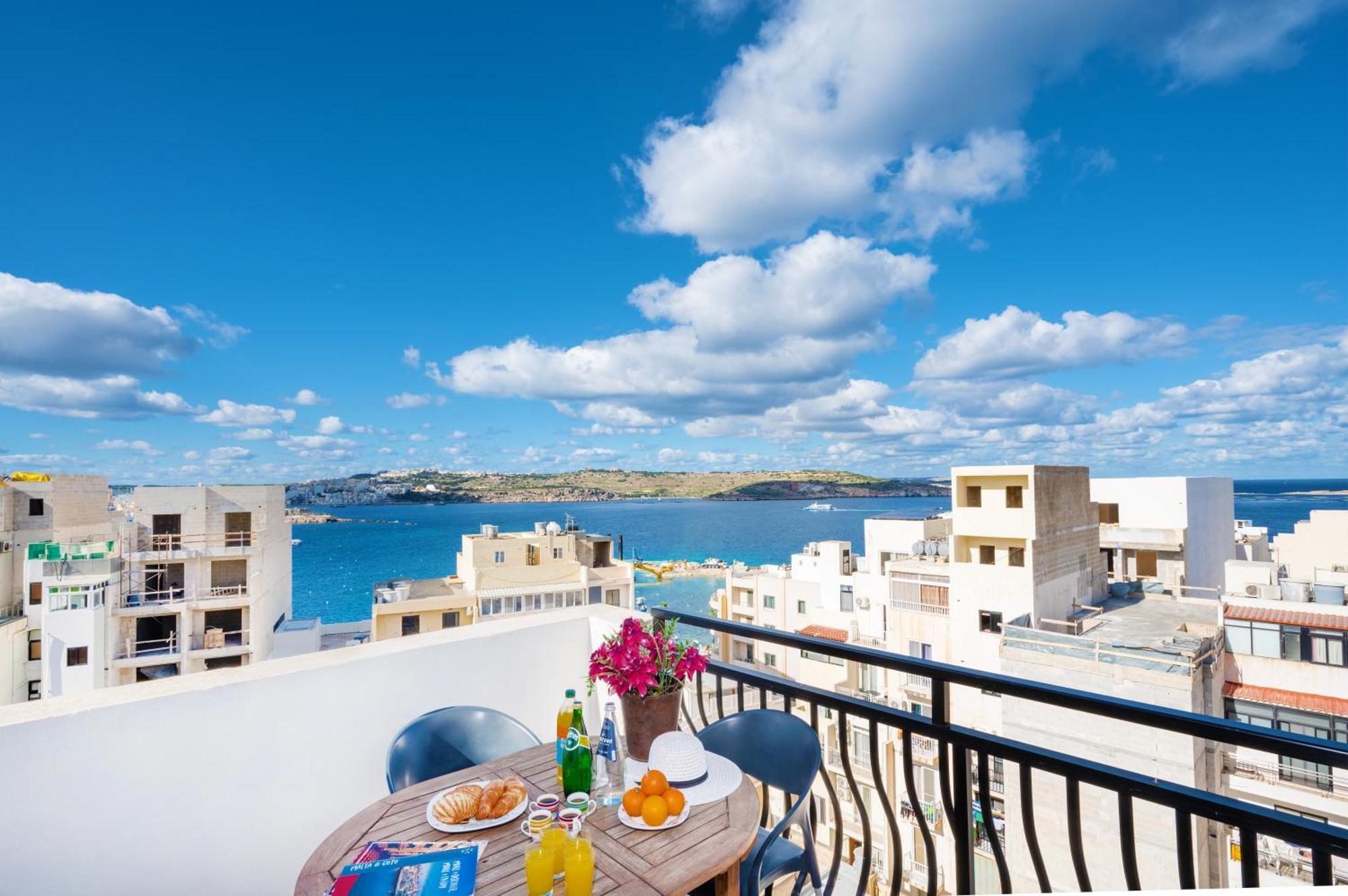 Seashells 2 Bedroom Apartment With Sunny Terrace With Stunning Sea Views - By Getawaysmalta セント・ポールズ・ベイ エクステリア 写真