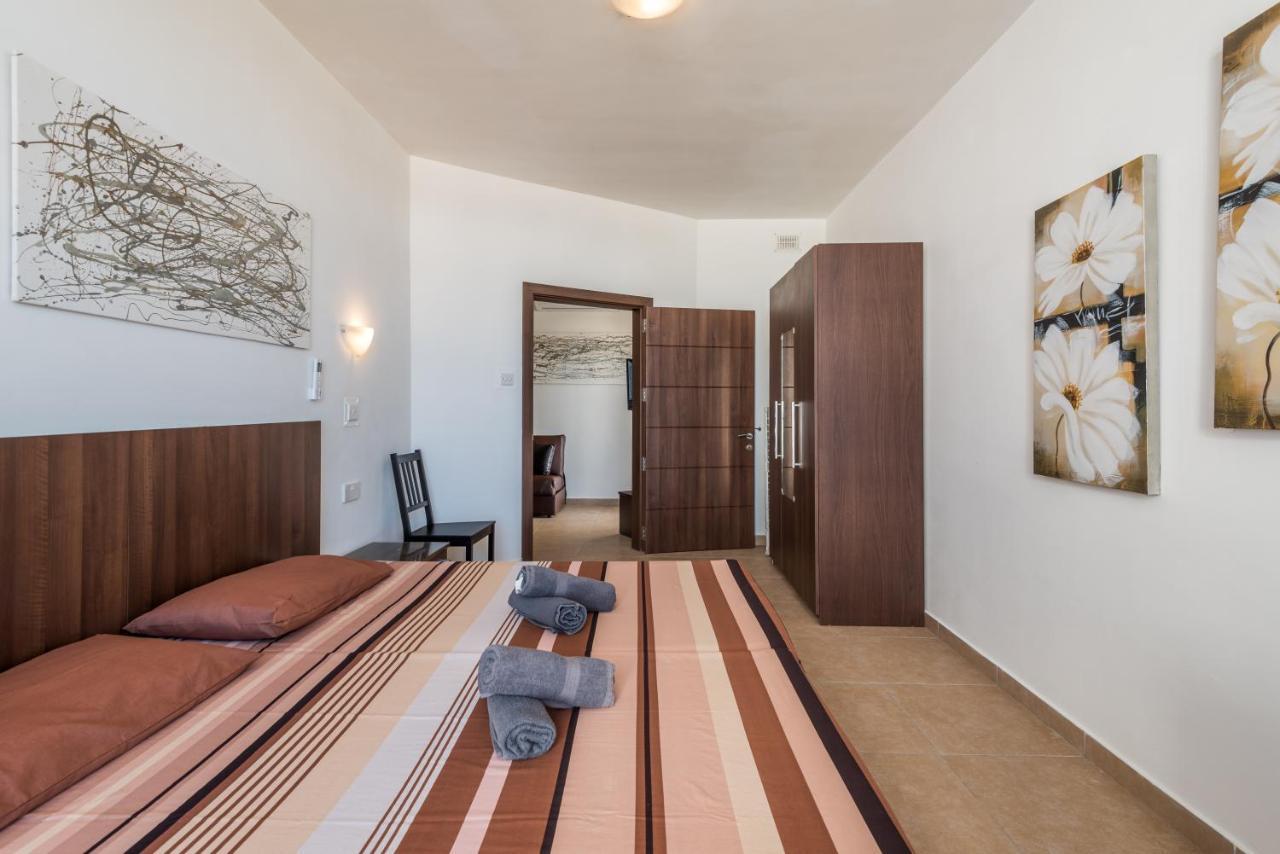Seashells 2 Bedroom Apartment With Sunny Terrace With Stunning Sea Views - By Getawaysmalta セント・ポールズ・ベイ エクステリア 写真