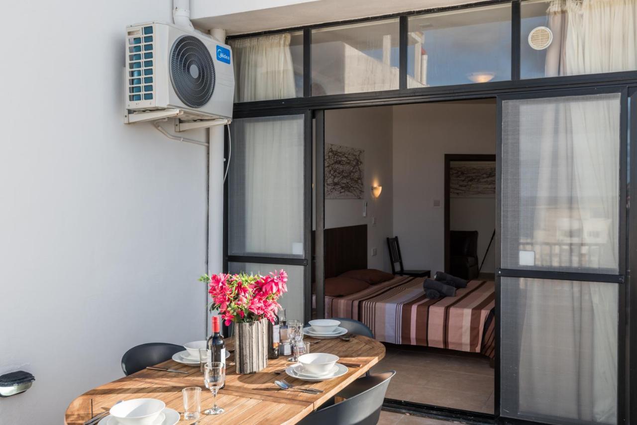 Seashells 2 Bedroom Apartment With Sunny Terrace With Stunning Sea Views - By Getawaysmalta セント・ポールズ・ベイ エクステリア 写真