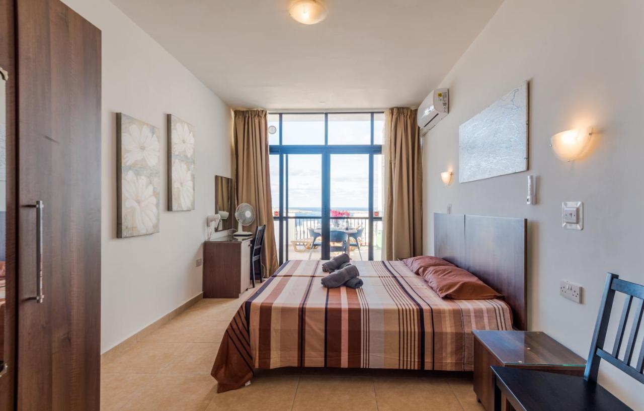 Seashells 2 Bedroom Apartment With Sunny Terrace With Stunning Sea Views - By Getawaysmalta セント・ポールズ・ベイ エクステリア 写真