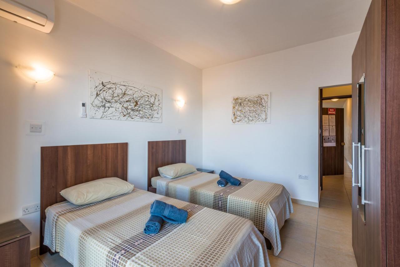 Seashells 2 Bedroom Apartment With Sunny Terrace With Stunning Sea Views - By Getawaysmalta セント・ポールズ・ベイ エクステリア 写真