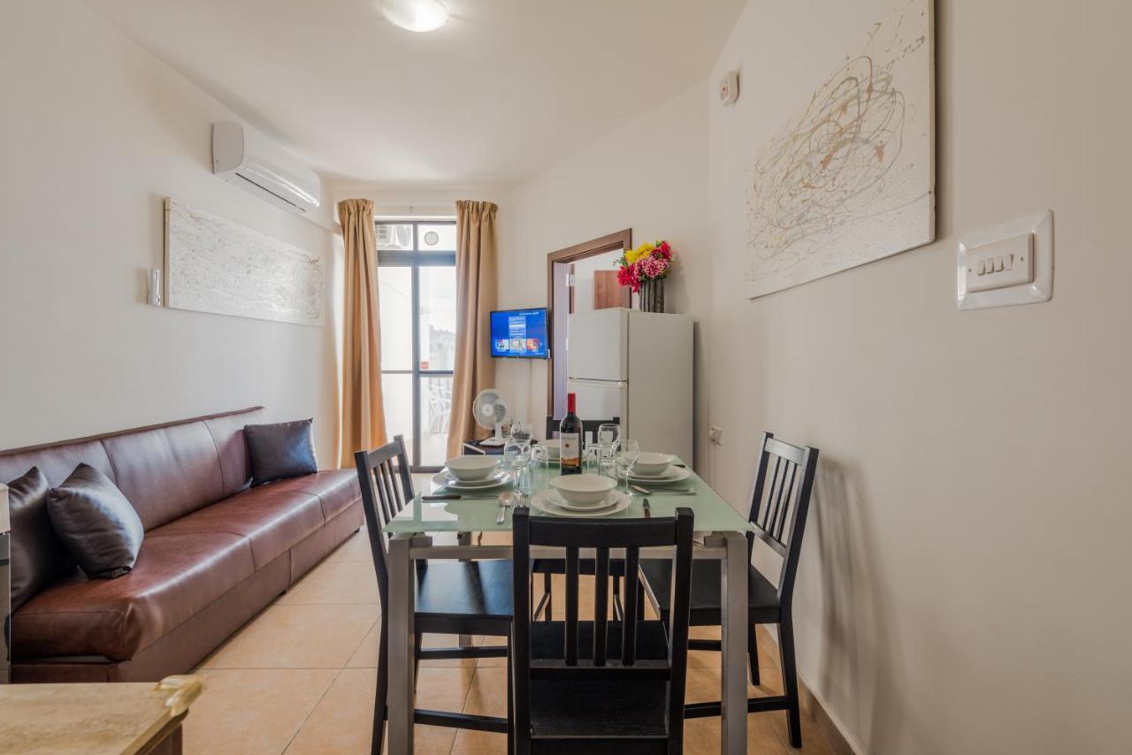 Seashells 2 Bedroom Apartment With Sunny Terrace With Stunning Sea Views - By Getawaysmalta セント・ポールズ・ベイ エクステリア 写真