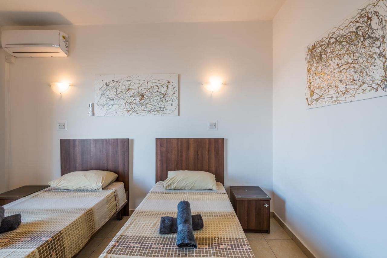 Seashells 2 Bedroom Apartment With Sunny Terrace With Stunning Sea Views - By Getawaysmalta セント・ポールズ・ベイ エクステリア 写真
