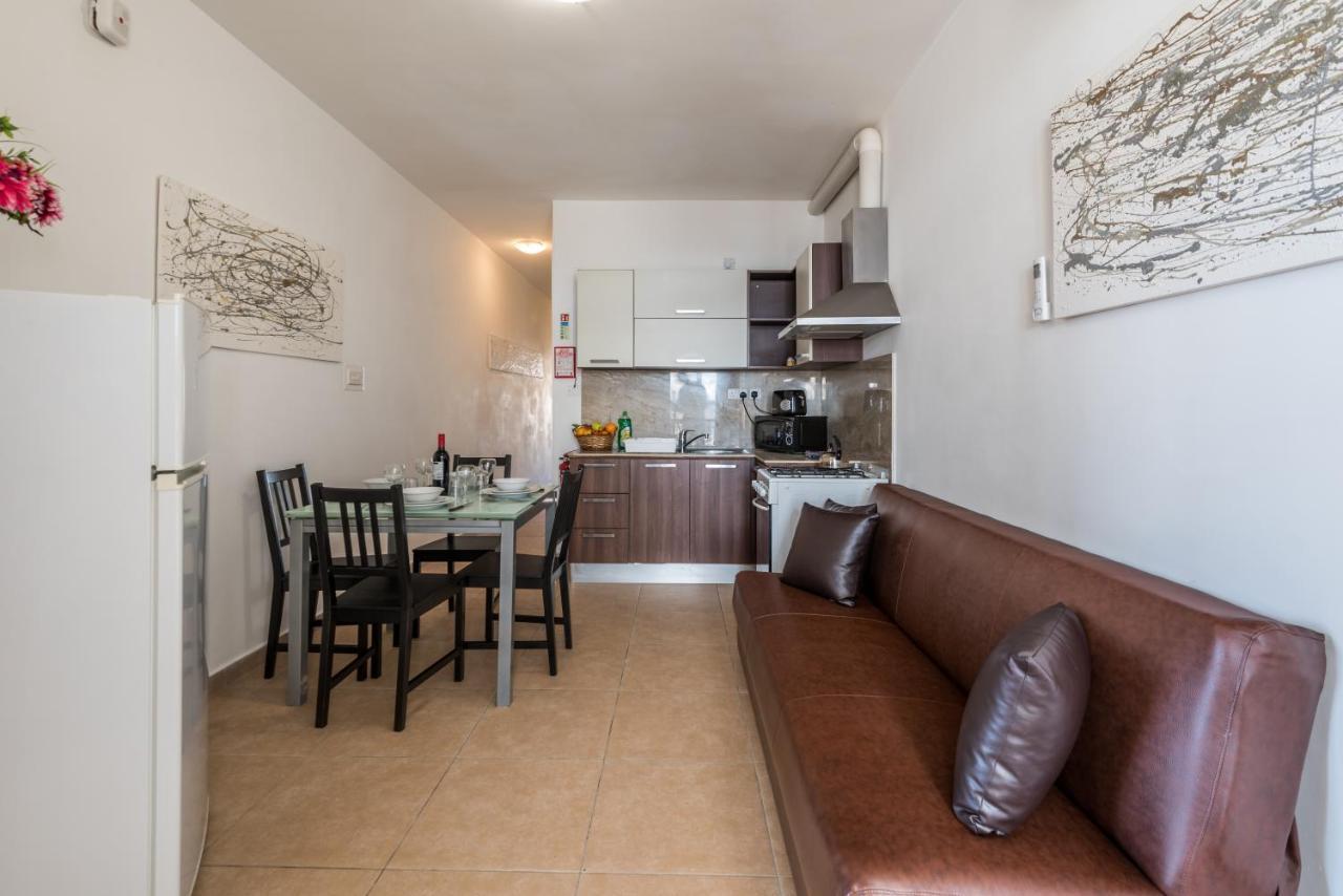 Seashells 2 Bedroom Apartment With Sunny Terrace With Stunning Sea Views - By Getawaysmalta セント・ポールズ・ベイ エクステリア 写真