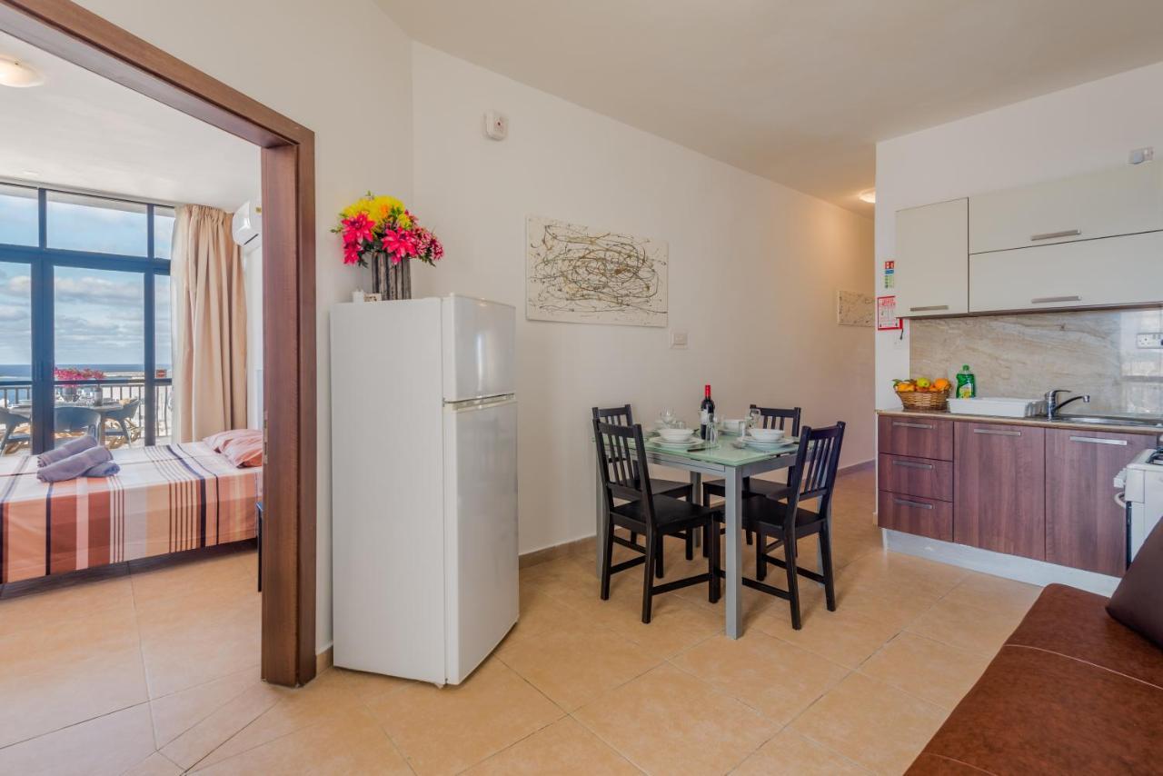 Seashells 2 Bedroom Apartment With Sunny Terrace With Stunning Sea Views - By Getawaysmalta セント・ポールズ・ベイ エクステリア 写真